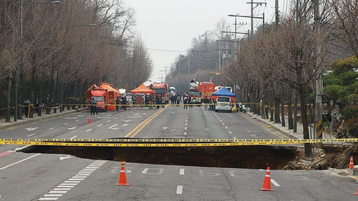 Muere motociclista tras caer en socavón en Corea del Sur